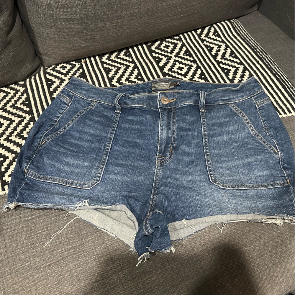 Cutoff shorts